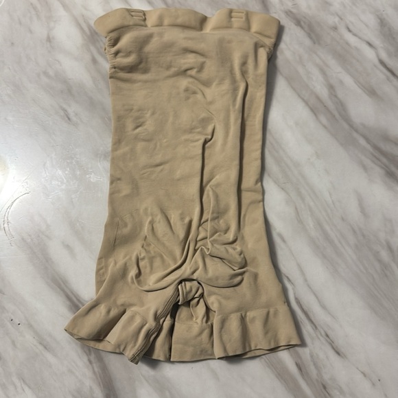 Skims body plunge mid thigh bodysuit in color tan  size small - Picture 5 of 12